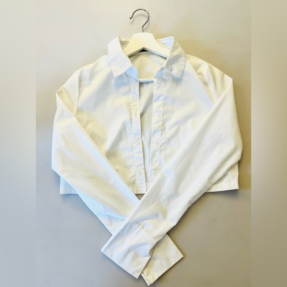 PrettyLittleThing Women's White Cropped Button Down Shirt. Size 2